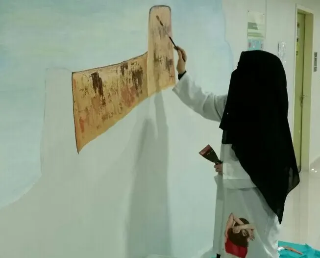 فنانات يرسمن الجمال بمركزي القطيف