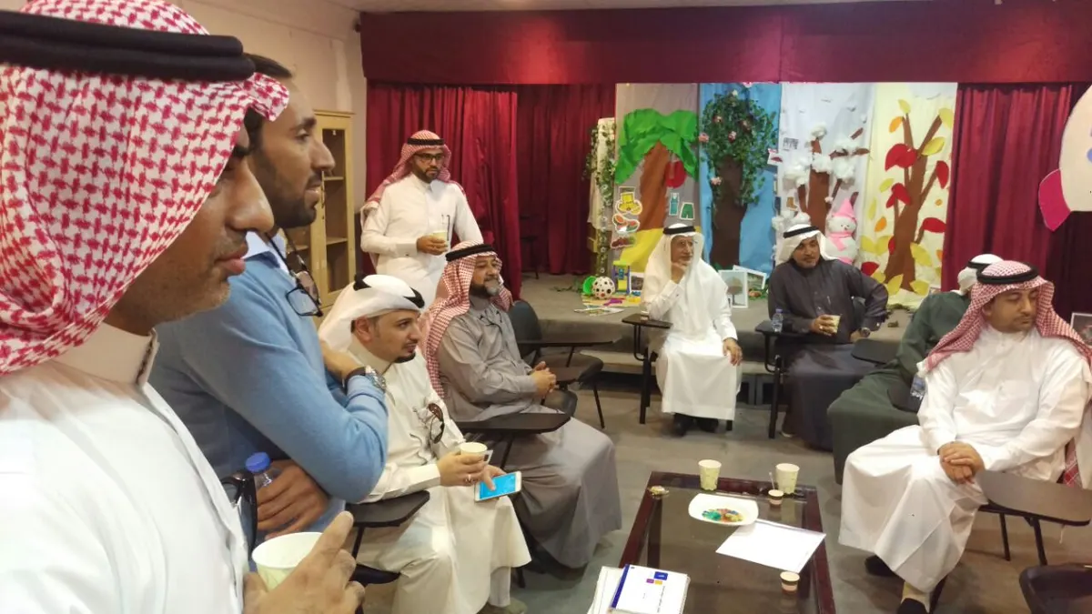 مهتمون يطلعون على أنشطة "الرعاية النهارية"