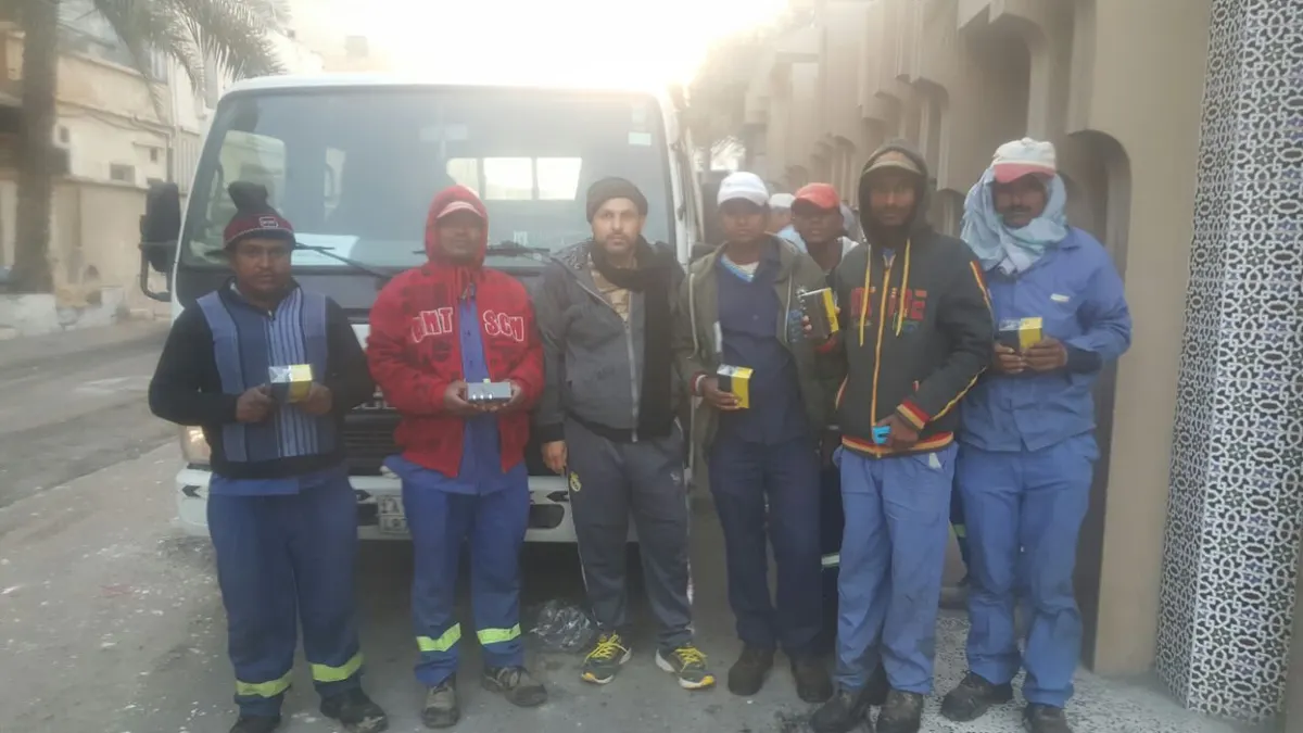 الملاحة ..مواطن يكرم عمال سفلتة الشوارع