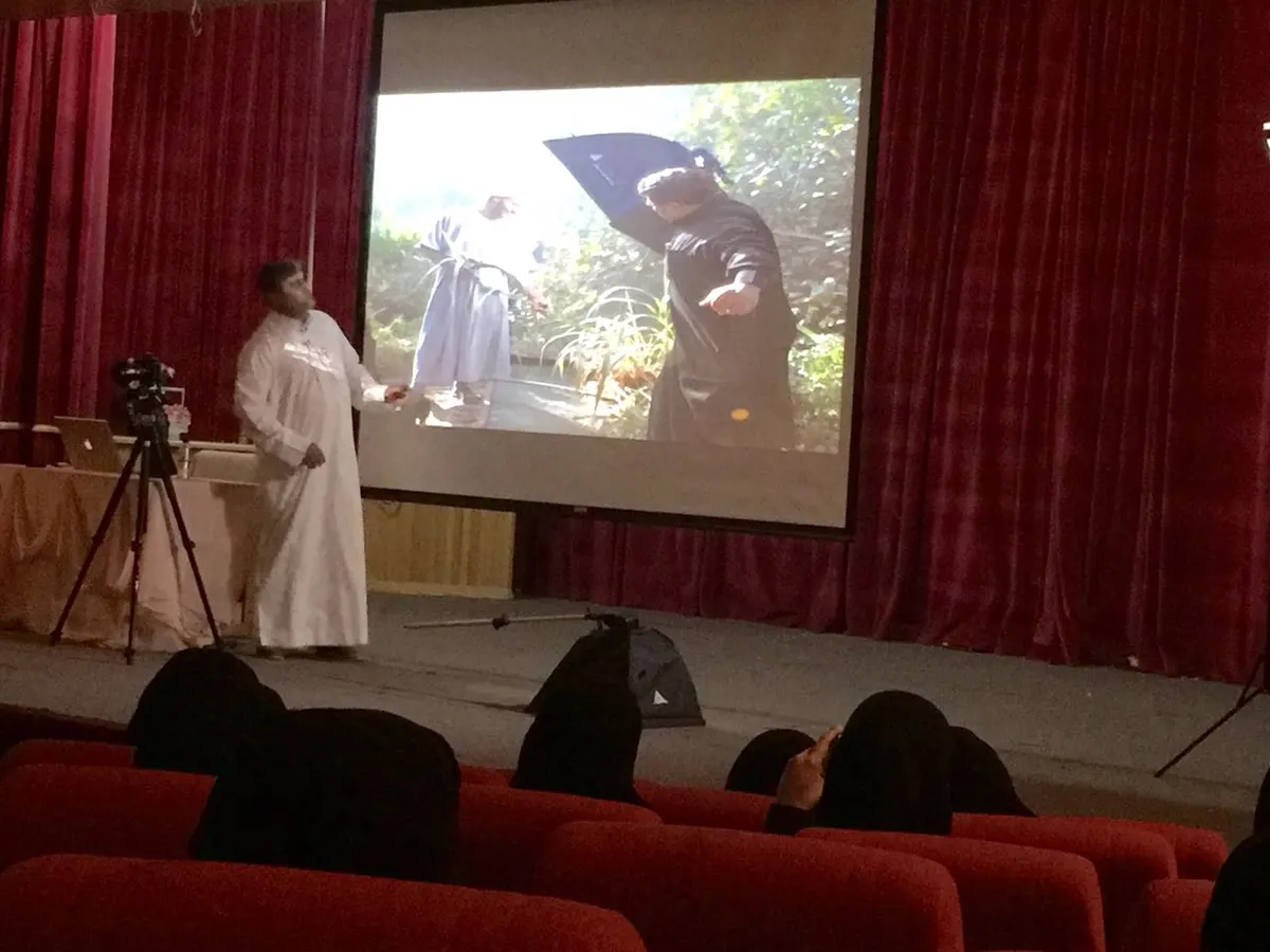 المهنا يرسم حياة الناس في عيون 86 مهتماً بالتصوير