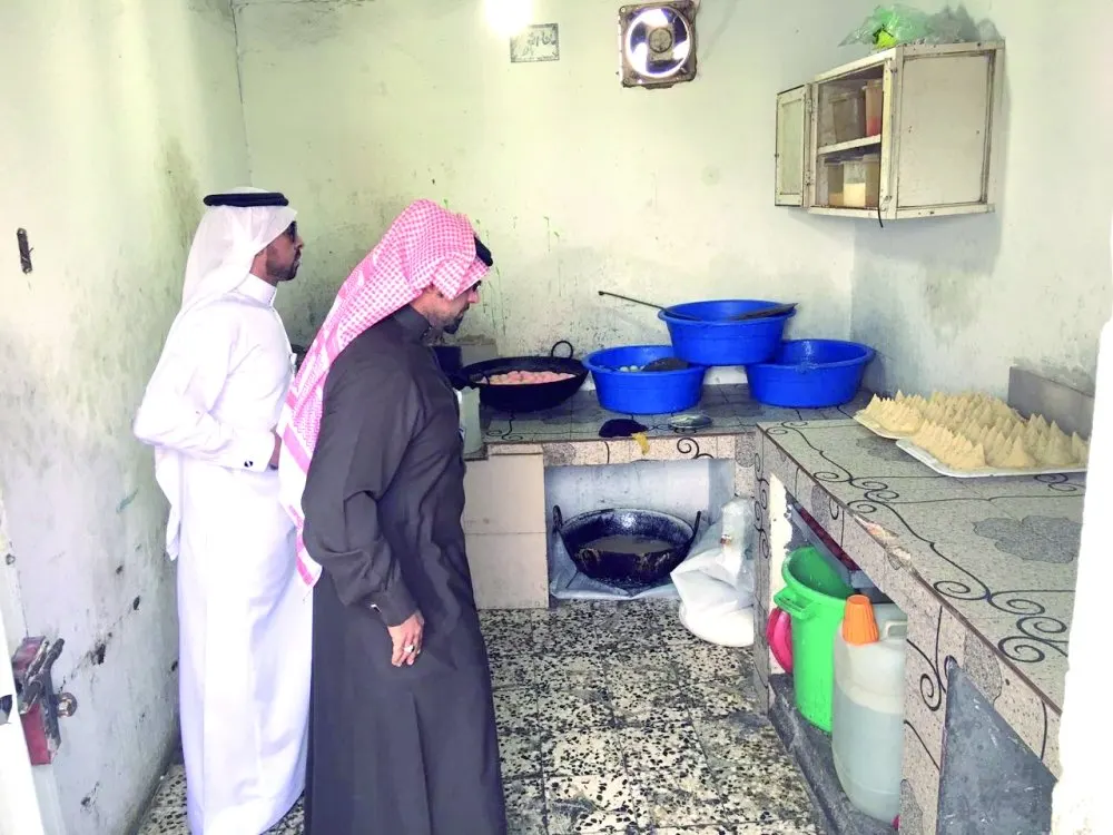 القطيف: «الصدفة» تقود البلدية إلى ضبط معمل عشوائي
