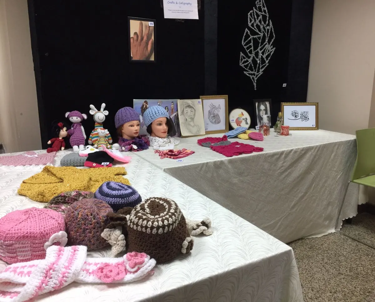طالبات يستعرضن مواهبهن في «Art Corner»