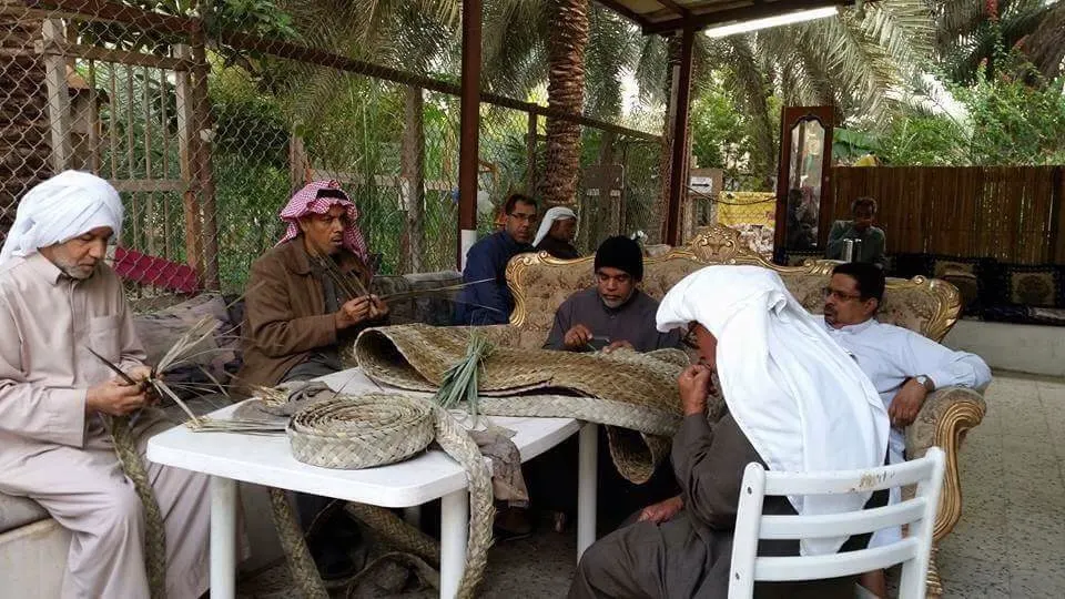 حرفيون وهواة يجمعون تاريخ القطيف