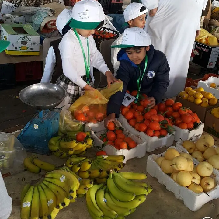 أطفال "طريقي غداً" يمتهنون البيع في سوق الخضار