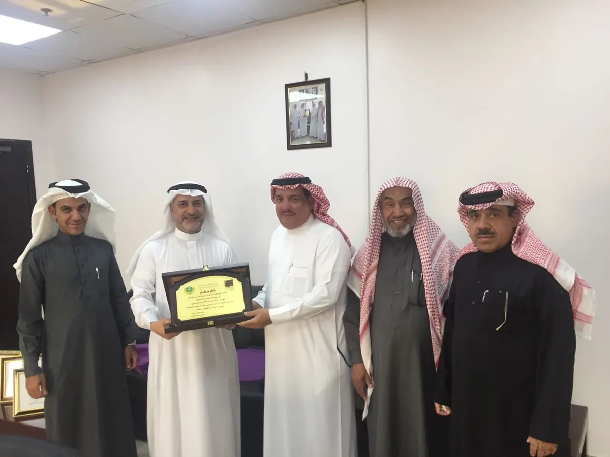 دروع تذكارية وشهادات تقدير لرئيس بلدية تاروت ورؤساء أقسامها