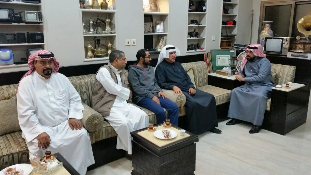 الهاشمي يناقش إيجابيات وسلبيات "الواتس أب"