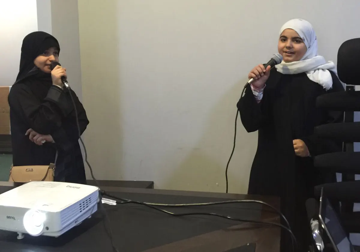 أمان تدرب الأطفال على "فن الإلقاء"