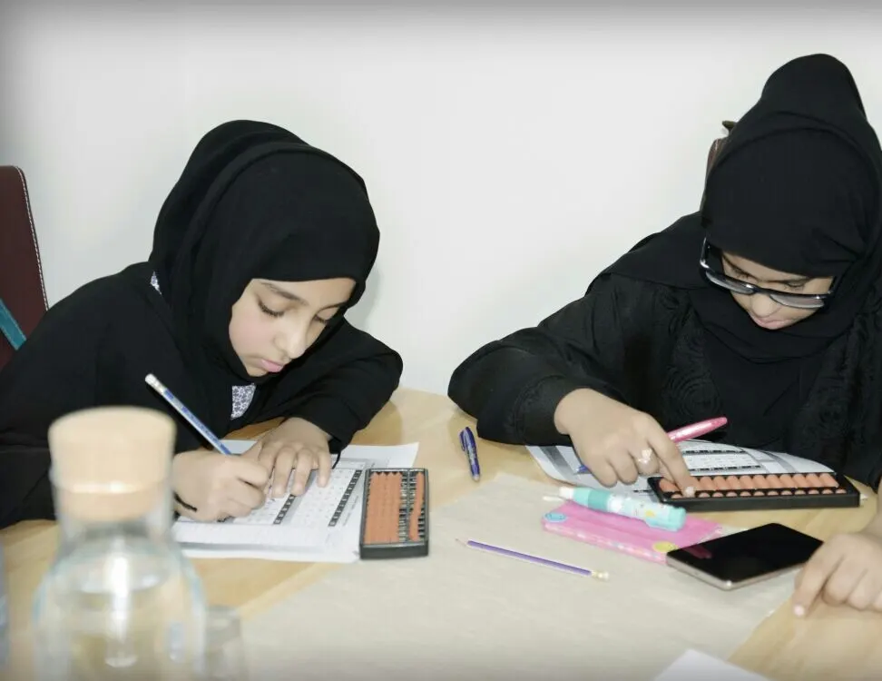 90 سيدة يتدربن على الرياضيات الذهنية ويتفوقن على الآلة الحاسبة