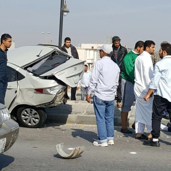 بالصور سقوط عدة إصابات في حادث مروري على طريق الهدلة بالقطيف