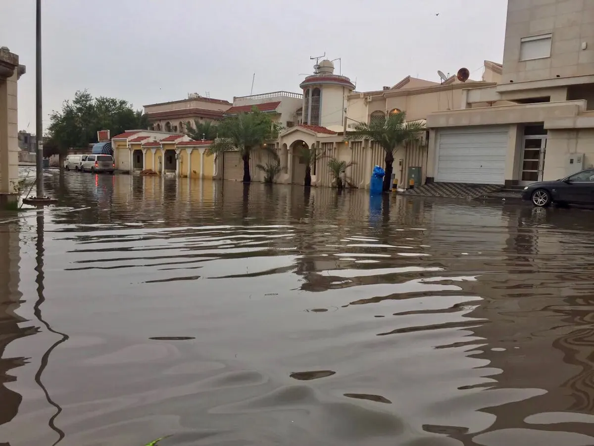 بالصور الأمطار تقتحم المنازل وتجرف القبور وتعطل المدارس بالقطيف