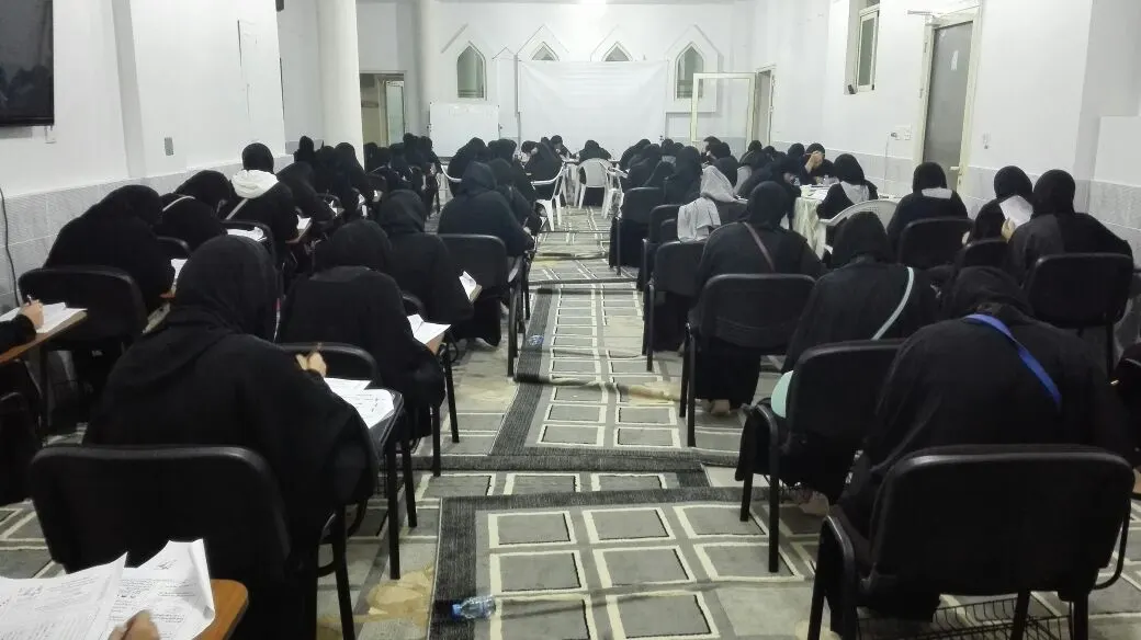 طالبات ينهجن طريقة العصف الذهني لمناقشة مقياس موهبة