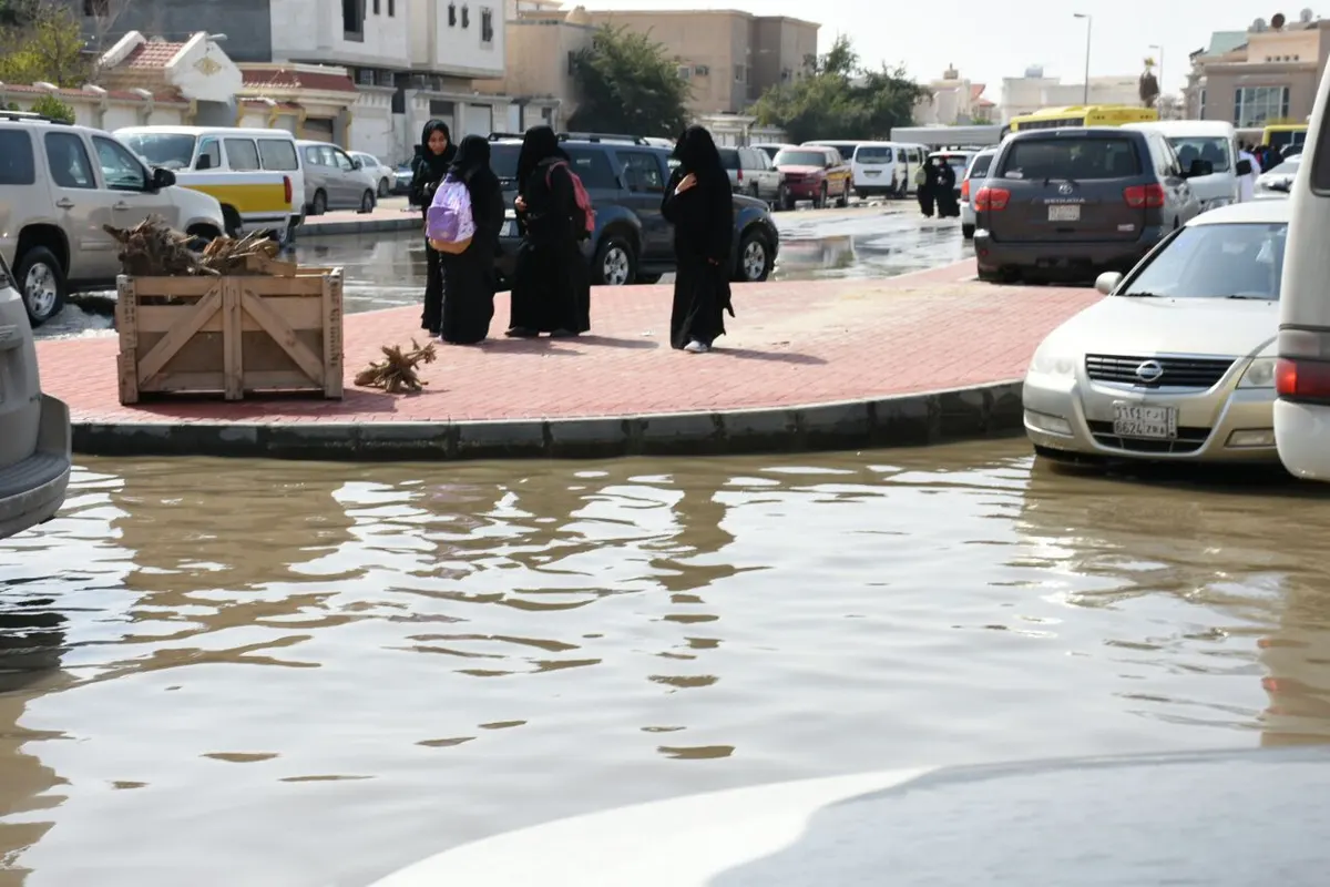 بالصور بعد ٤ أيام من توقف الأمطار..البحيرات تحاصر سكان التركيا