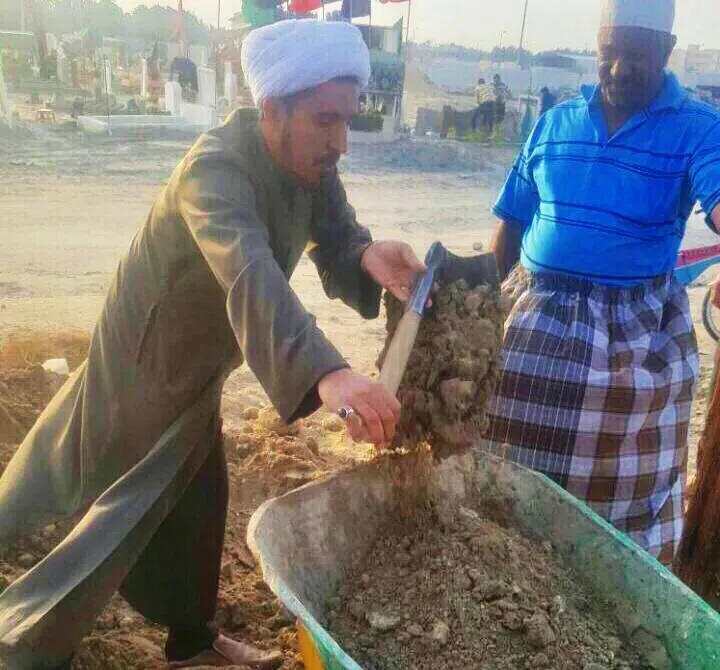 بالصور ١٢٠ متطوعاً في أكبر حملة لردم القبور المتضررة من الأمطار