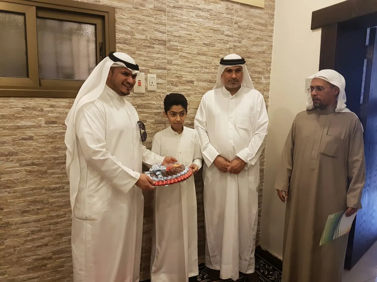 القديح..طلاب برفقة معلميهم يطمئنون على صحة زميلهم الفندي