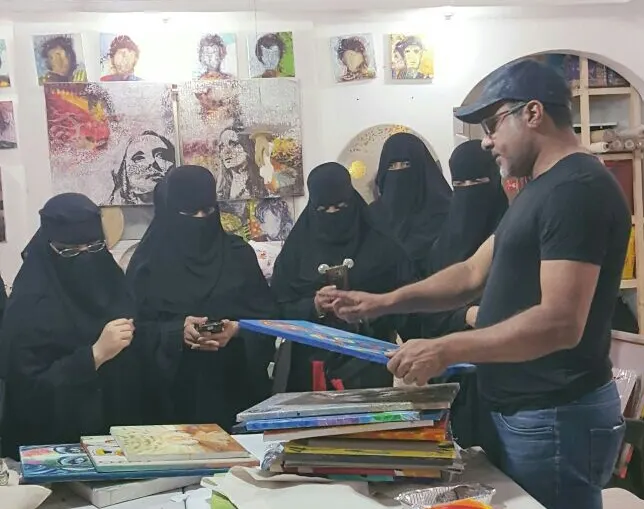 التشكيلي جاسم يستعرض تجربته الفنية لطالبات الحي المتعلم