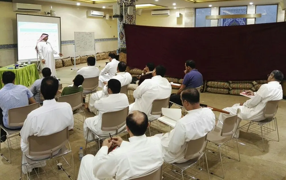 أم الحمام.. الفرج يعالج الأخطاء الإملائية لـ 40 متدرباً