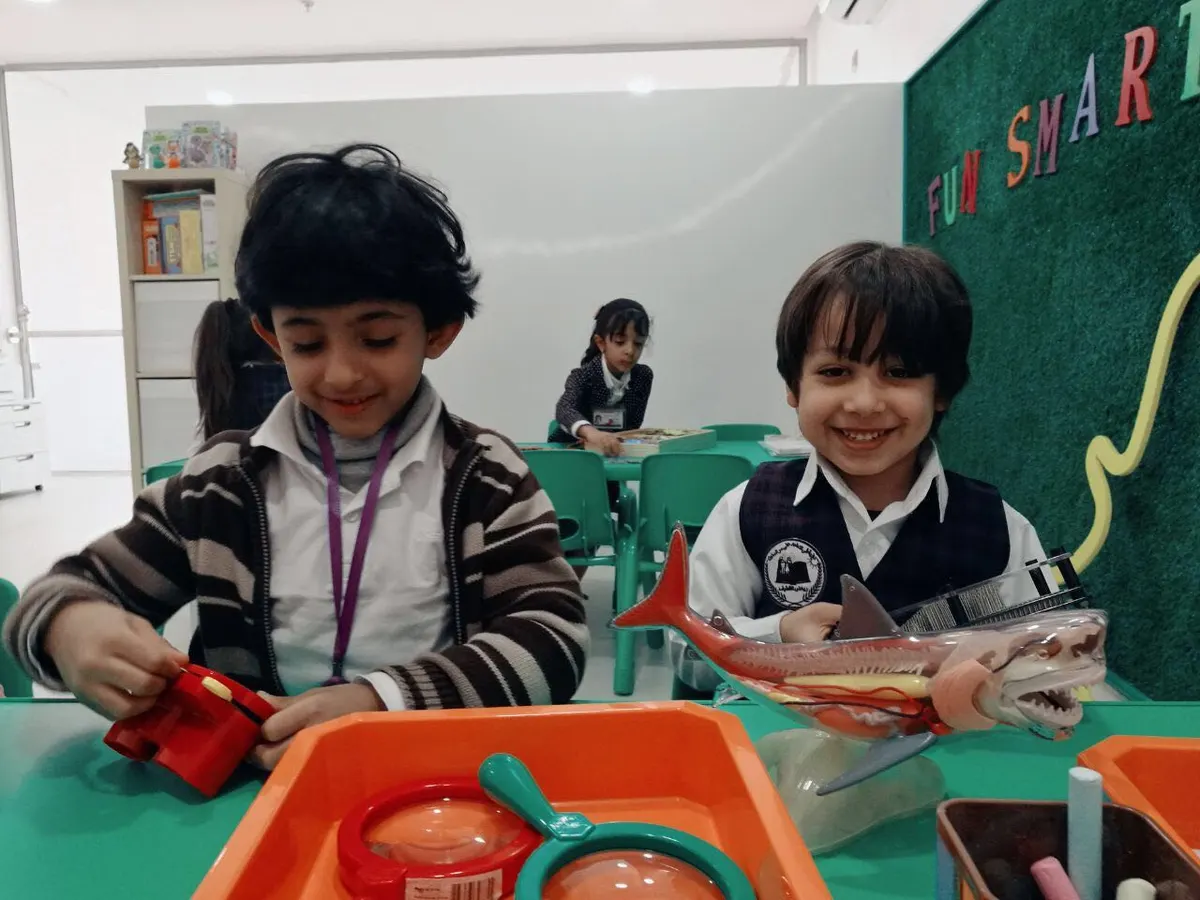 بالصور..أطفال رياض القطيف الرائدة يتعرفون على «العالم الذكي الترفيهي»