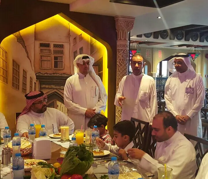 الهيئة التعليمية بسعد بن حارث تتعرف على تجربة مطاعم التنور