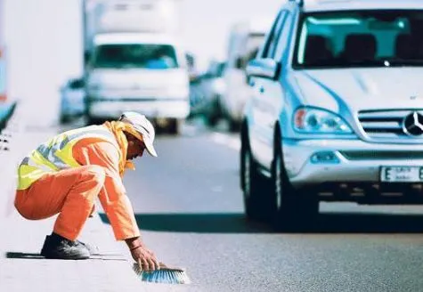 طالبات يوزعن كسوة على 50 عامل نظافة