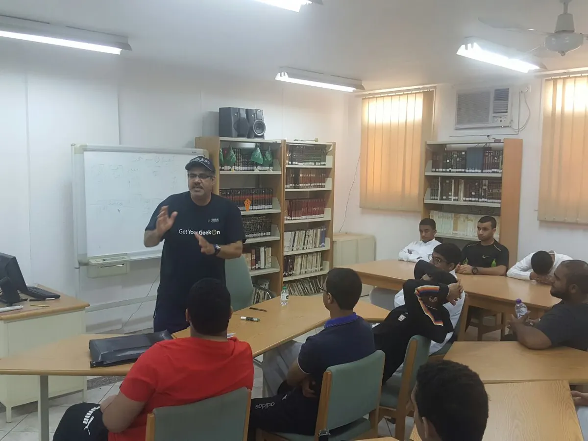 طلاب ثانوية صفوى يتعرفون على مبادئ البحث العلمي