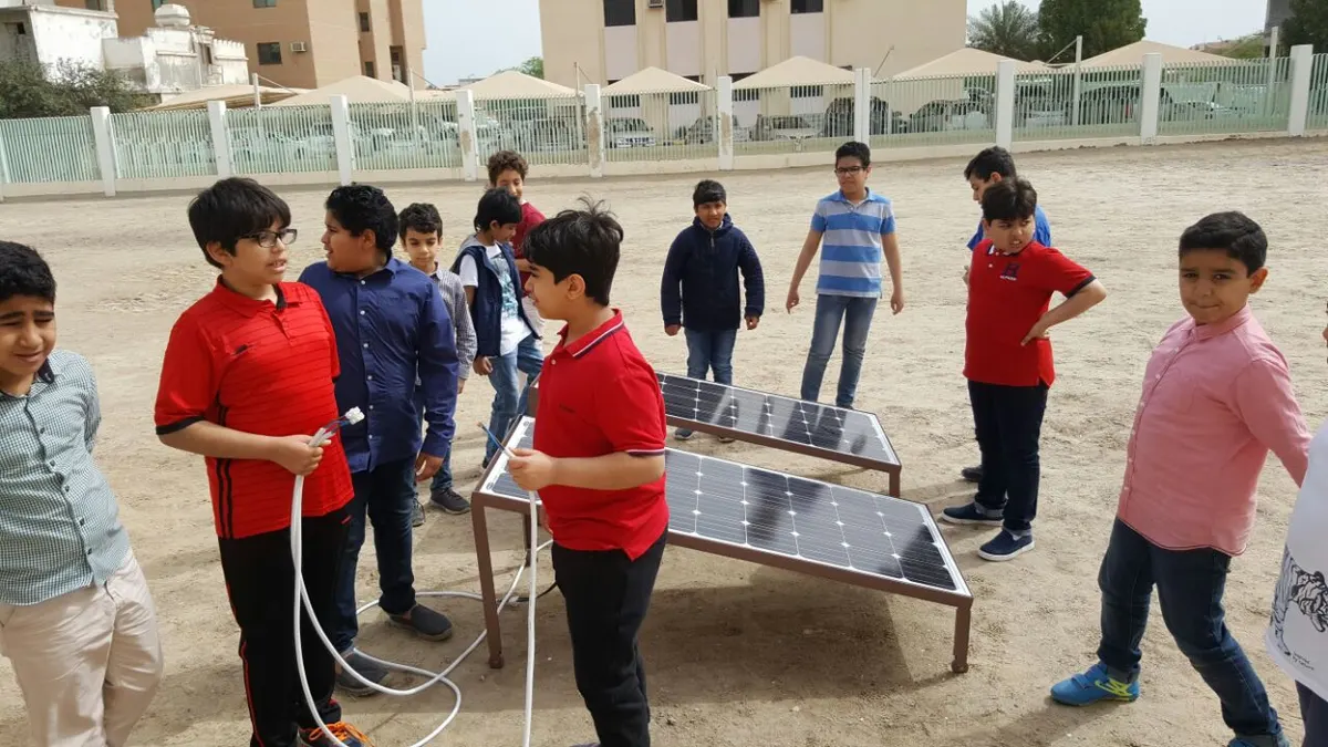 مدرسة تعتمد مشروع الطاقة المتجددة في تشغيل اجهزة "مختبر العلوم" بالقطيف