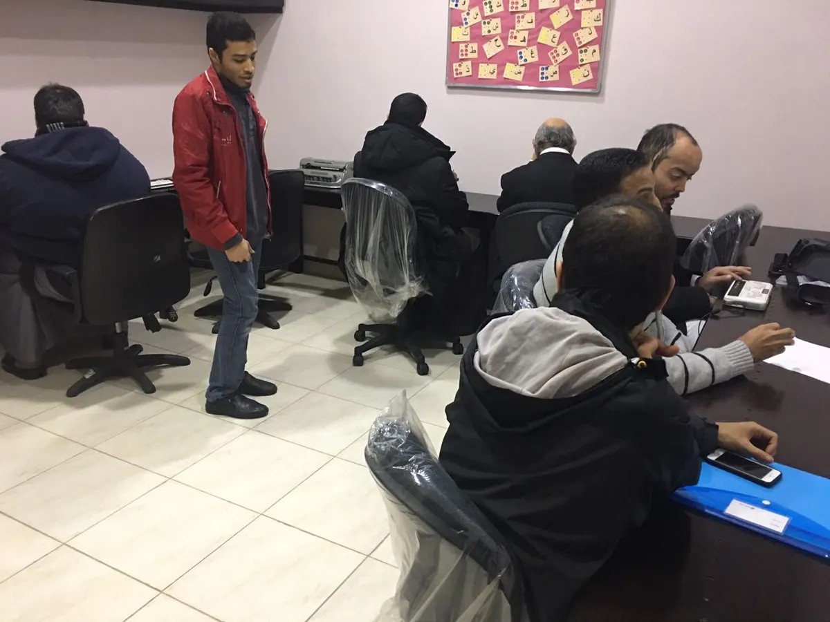 الشويخات يدرب مكفوفي القطيف على جهاز «برايل سينس»