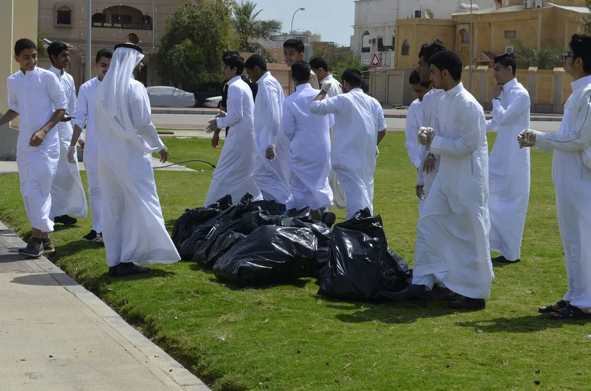 رفـع «40» كيس نفايات من شاطئ القطيف