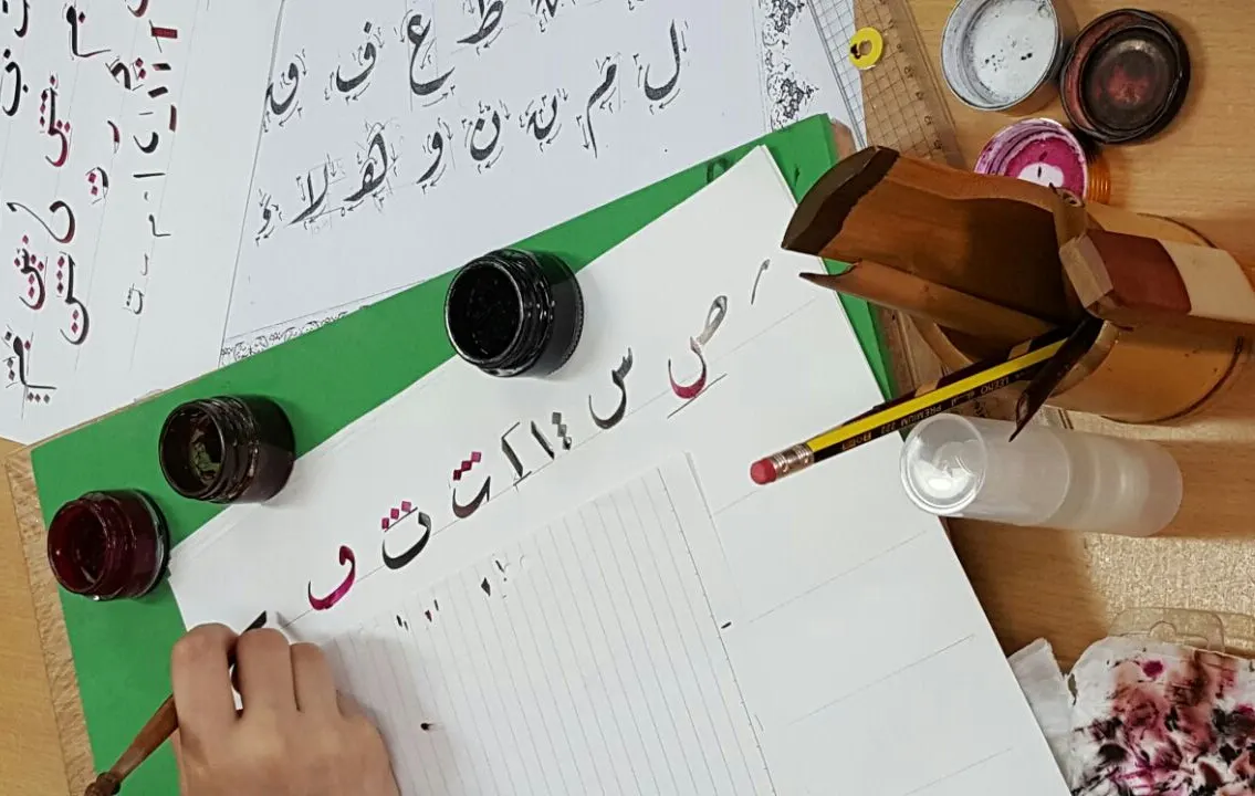 الجش .. المسحر تعرف 18 متدربة على فنون الخط العربي