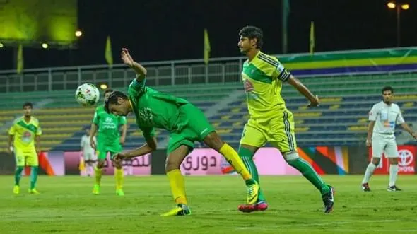 الخليج يتعادل سلبيًا مع التعاون ويضعف فرصه في البقاء بدوري جميل