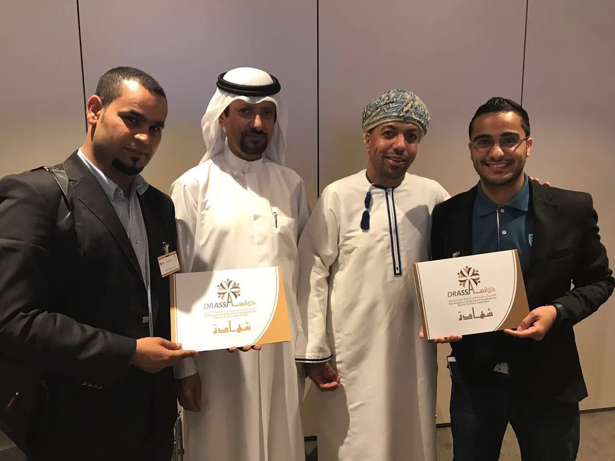 الإمارات..الراهب وآل محسن يتسلمان شهادة اجتياز دورة "التعليق الرياضي"