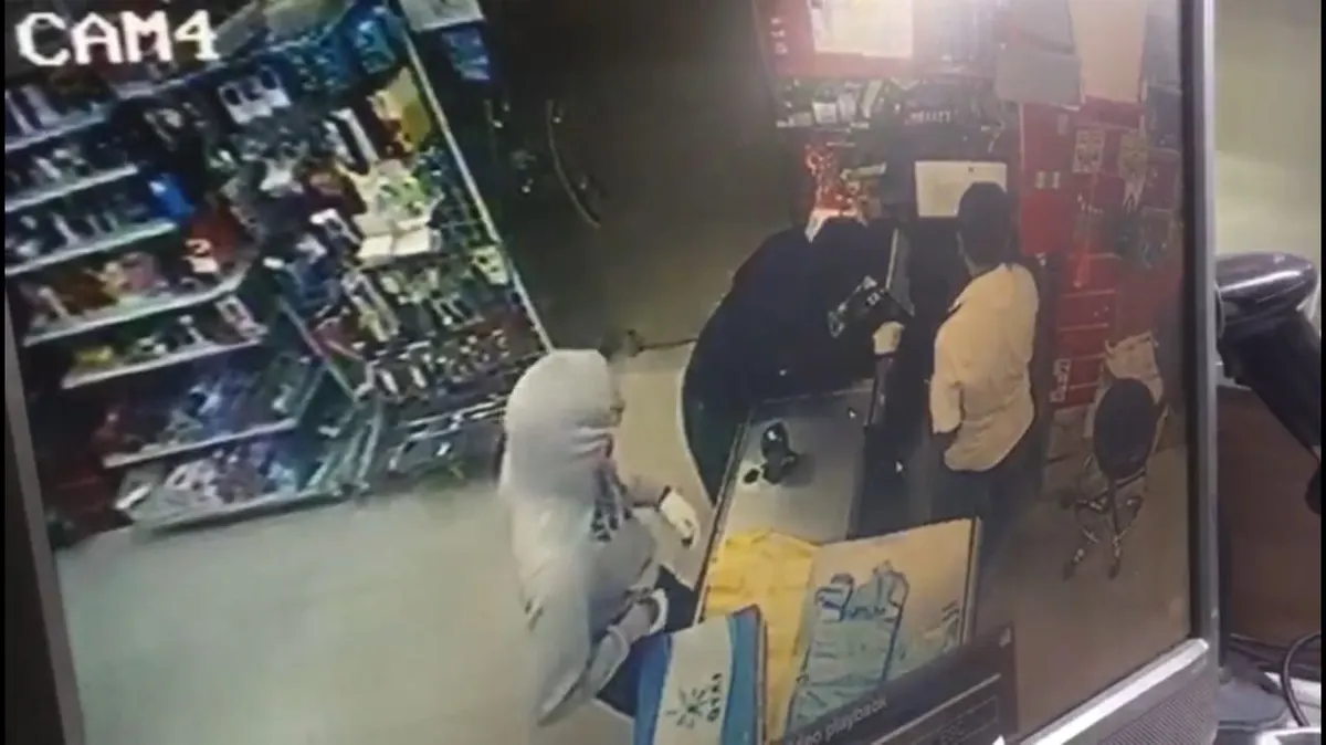 بالفيديو.. كاميرا مراقبة تكشف سطو ملثمَين على مركز تجاري بسيهات