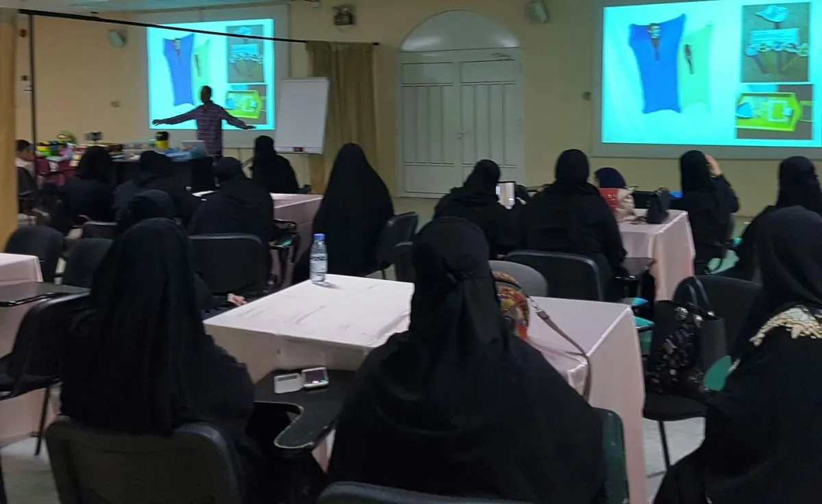 العوامية.. بالصور الشيخ يدرب 34 مشارك على الوسائل التعليمية