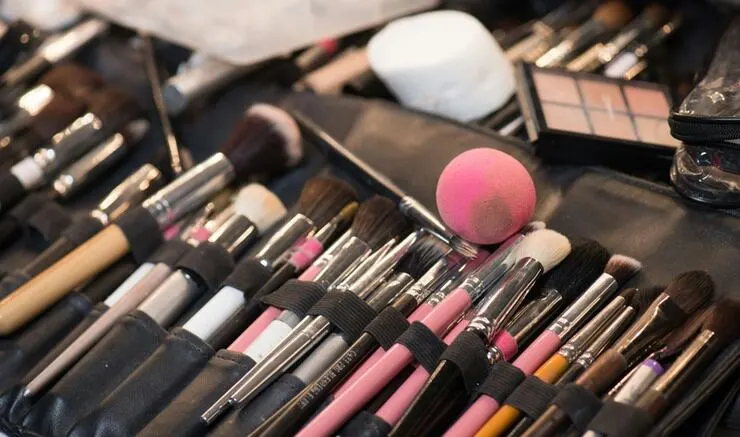 الجش .. ١٧ متدربة يتعلمن فنون المكياج