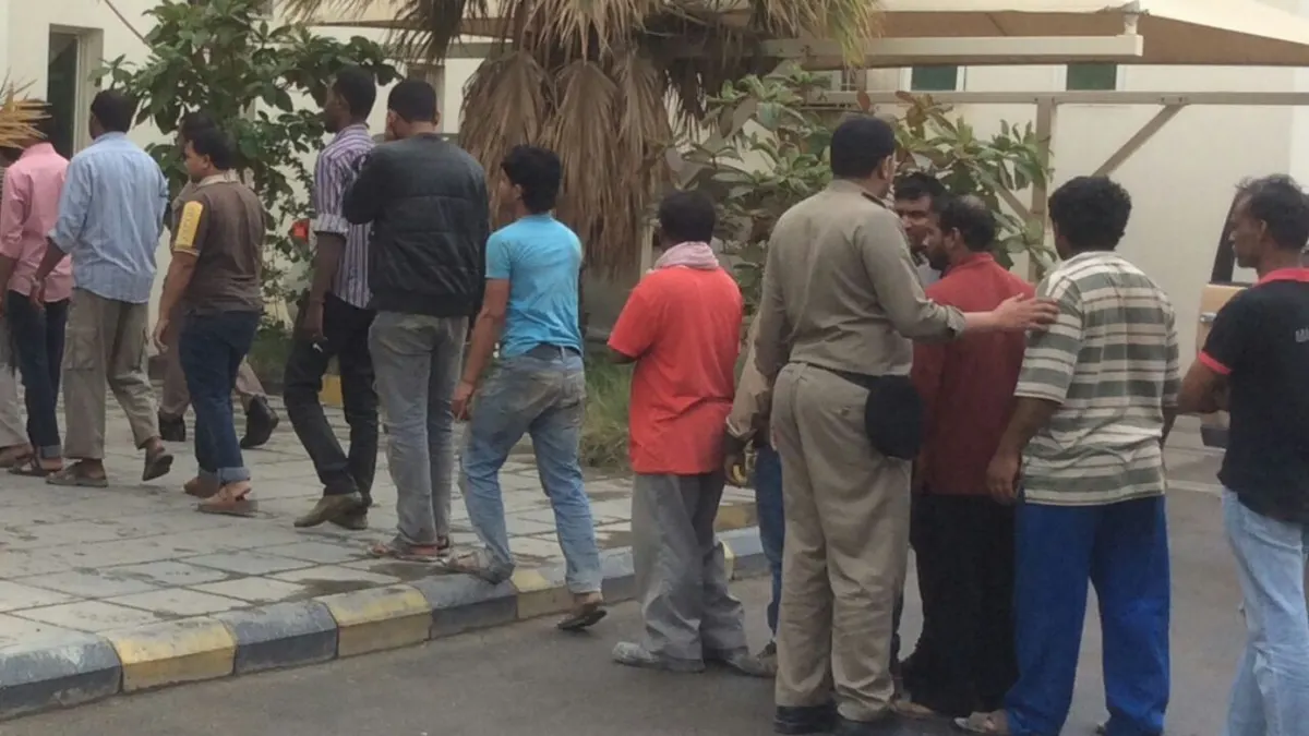 بالصور.. حملة أمنية تضبط ٢٤٣ مخالف لأنظمة الإقامة والعمل بالقطيف