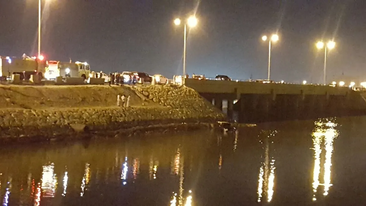 بالصور.. سقوط سيارة في البحر عند جسر تاروت امتداد شارع الرياض