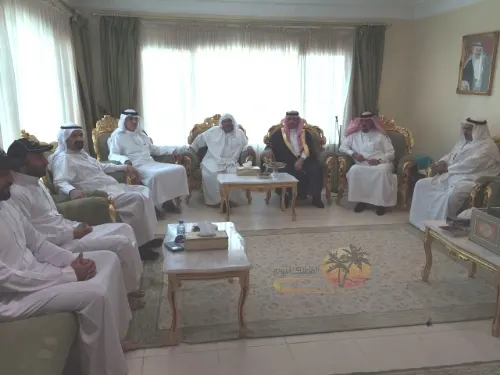 محافظ القطيف يقدم واجب العزاء لأسرة آل خليفة