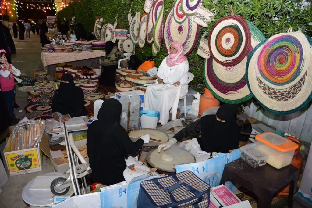 القطيف .. السبع يفتتح "مهرجان أنامل" بمشاركة 75 أسرة منتجة
