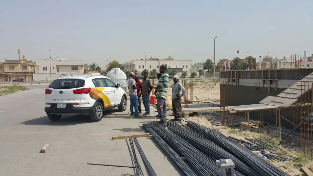 بالصور.. «عمل القطيف» يضبط ٥ مخالفين يعملون في مواقع تجارية وإنشائية