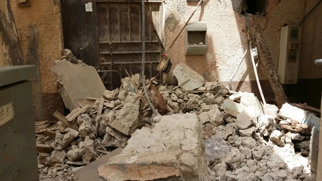 بالصور.. انهيار جزئي لمنزل في حي الديرة الأثري بتاروت