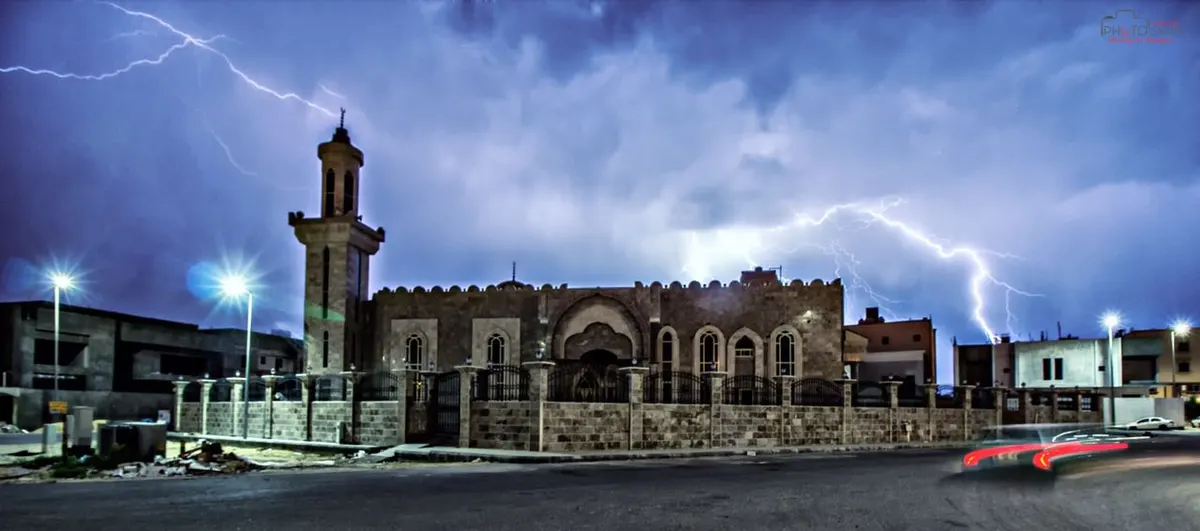 بالصور..فوتغرافيو القطيف يوثقون جمال البرق في سمائها