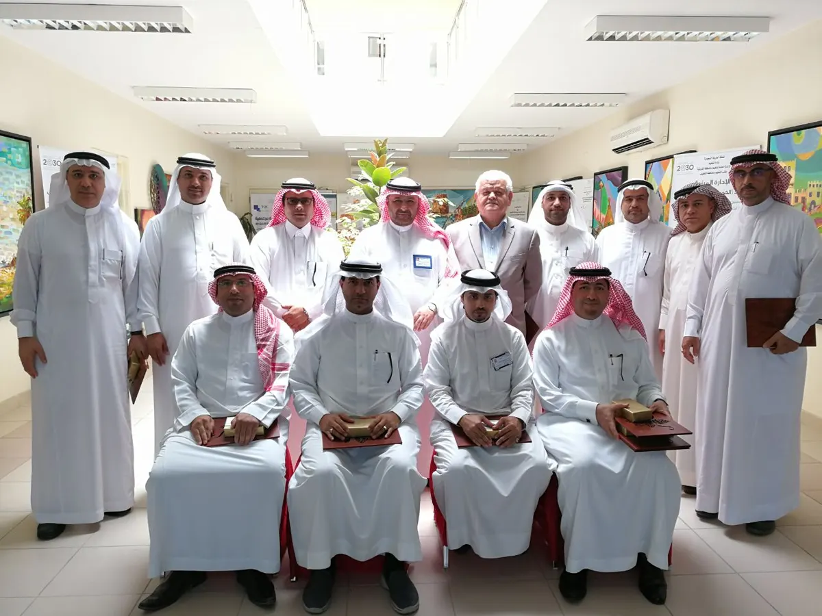 مدير مكتب تعليم القطيف يُكرم أعضاء لجنة دعم الجودة الشاملة
