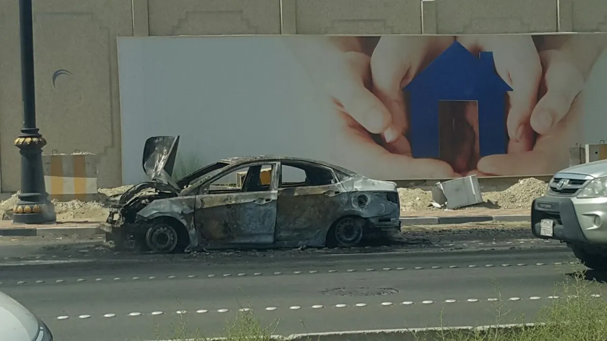 بالصور نجاة سائق من حريق مركبة على طريق أحد بالقطيف