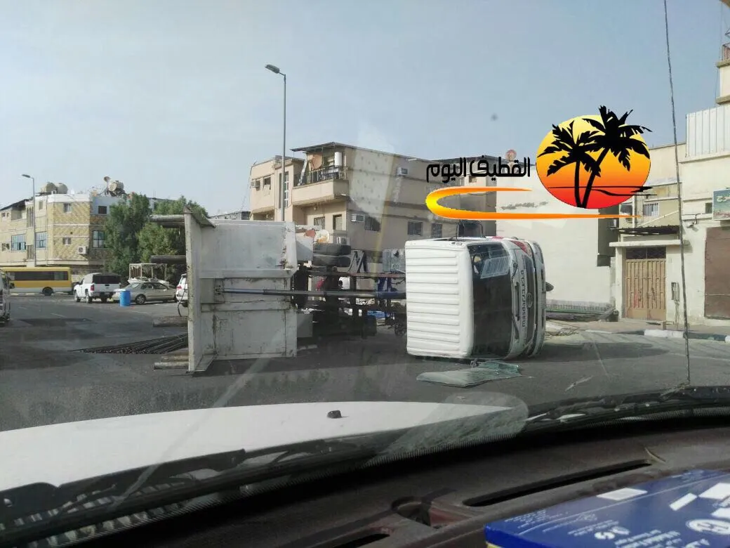انقلاب شاحنة محملة بالحديد على طريق الملك فيصل بالقطيف