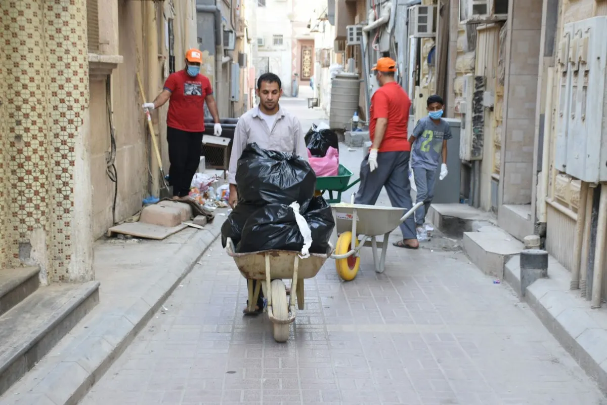 بالصور.. متطوعو القديح يواصلون رفع النفايات من البلدة