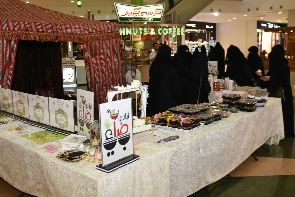 القطيف.."أيادي بيضاء" لـ 12 طالبة تجتذب 300 زائر