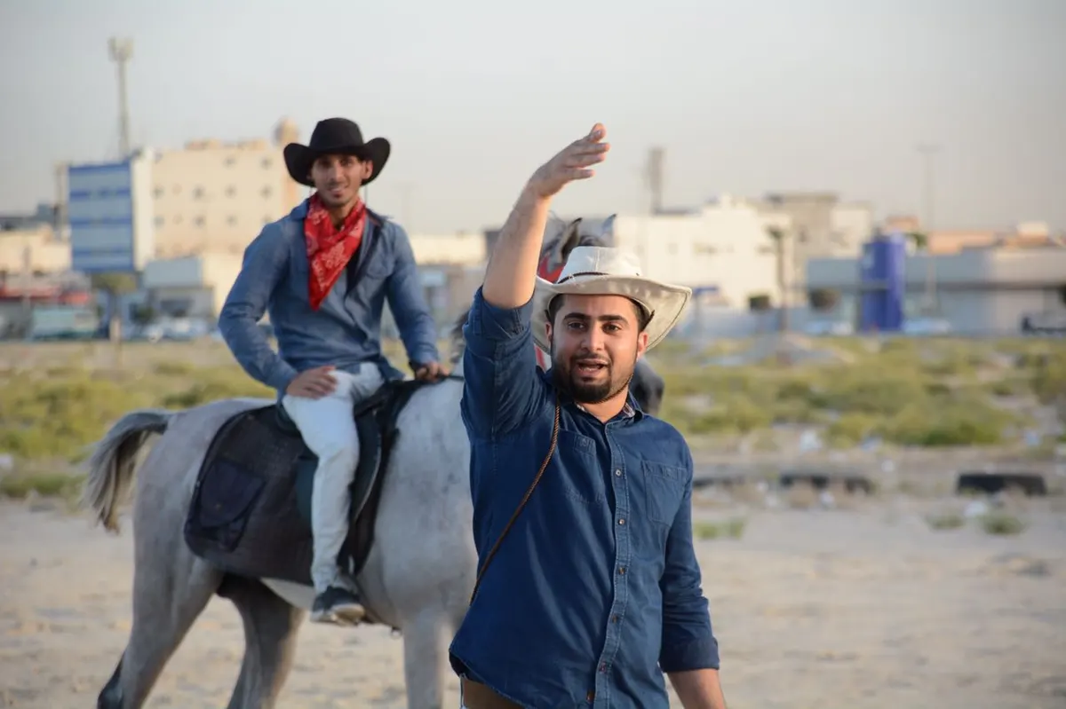 بالصور.. عروض الكاوبوي تستهوي زوار كورنيش القطيف