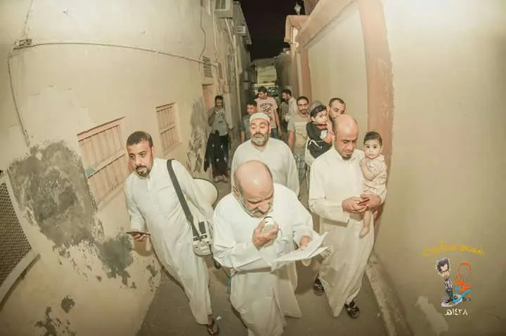 سنابس..بالفيديو والصور عشرات الأطفال تشارك المسحر في وداعية رمضان