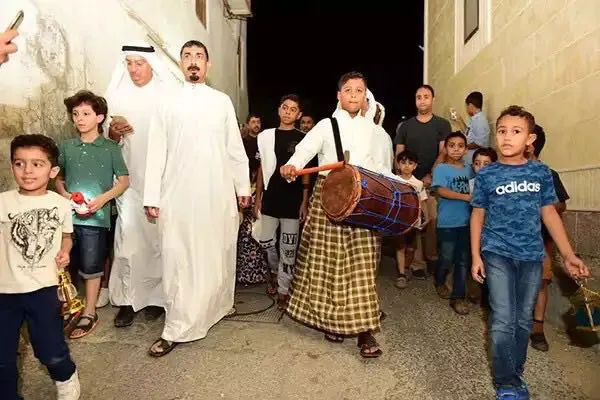 بالصور.. ديرة تاروت تودع رمضان باحتفالية شعبية