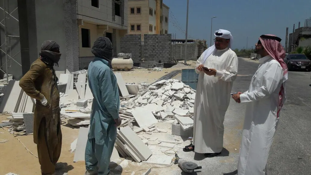 القطيف..ضبط مخالفتي عمل تحت أشعة الشمس وتطبيق القرار 1559 بحق المخالفين