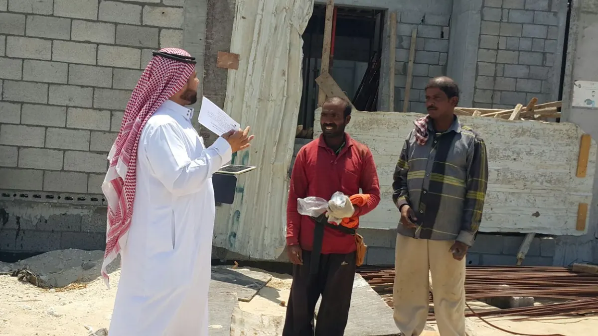 القطيف..ضبط مخالفتي عمل تحت أشعة الشمس وتطبيق القرار 1559 بحق المخالفين